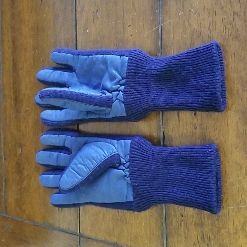 Winter gloves, ladies. Lined with 3M Thinsulate. Blue with knit wrist covers. 8M